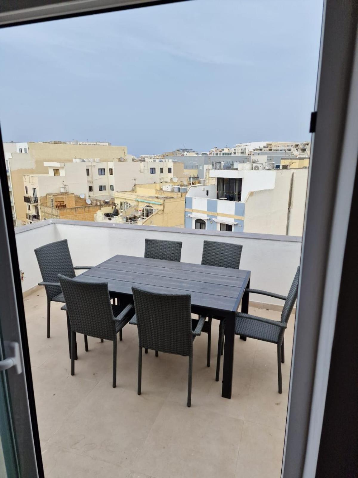 Sky 3 Apartment *